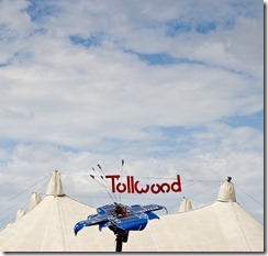 Tollwood tent & solar street sign plant